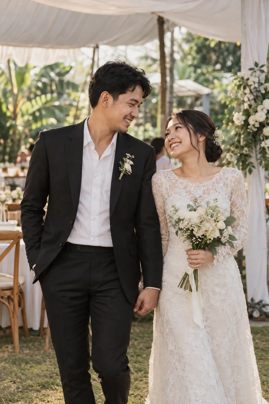 Pasangan pengantin tersenyum di resepsi taman sederhana